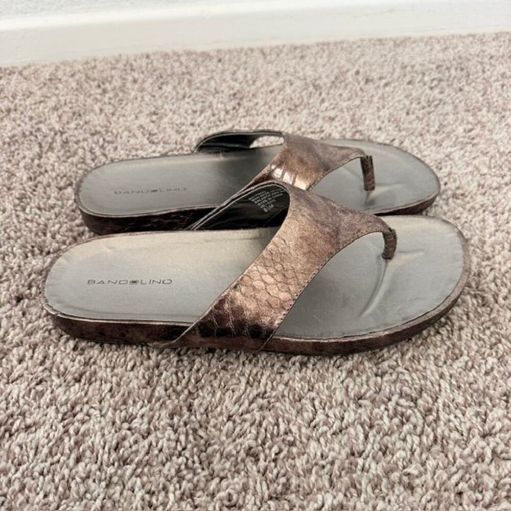 Bandolino Women's Sandals 8.5B Bronze Thongs Flip Flops Reptile Print .75 Heel - Picture 10 of 13
